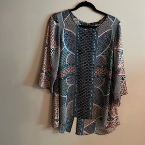 Hi-lo patterned blouse.  EUC. Cute split in back with keyhole button closure.